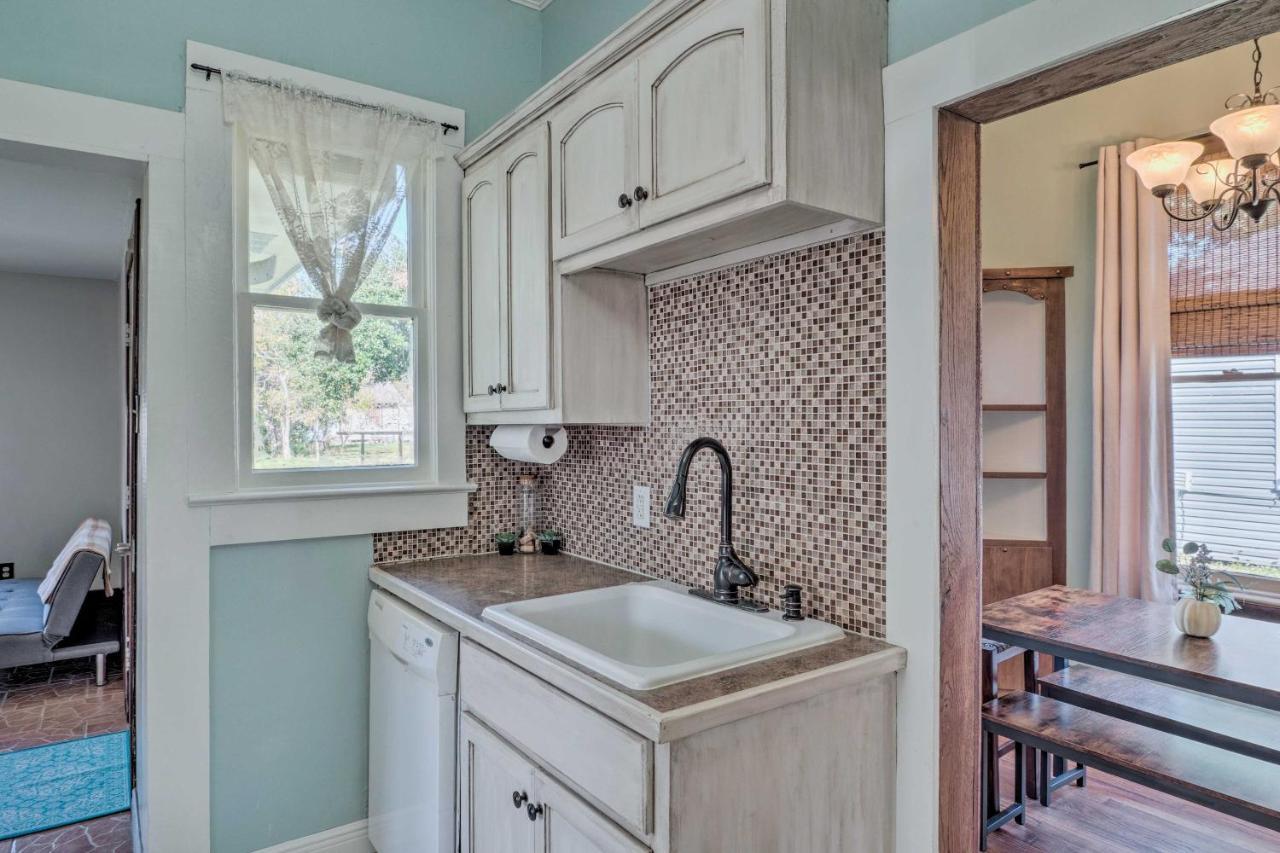 Lake Charles Cottage With Fireplace And Yard! Exterior photo